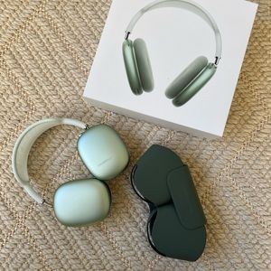 NIB Apple AirPods Max in Green